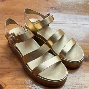 27 EDIT Gold Sandals with Adjustable Straps and Platform Sole